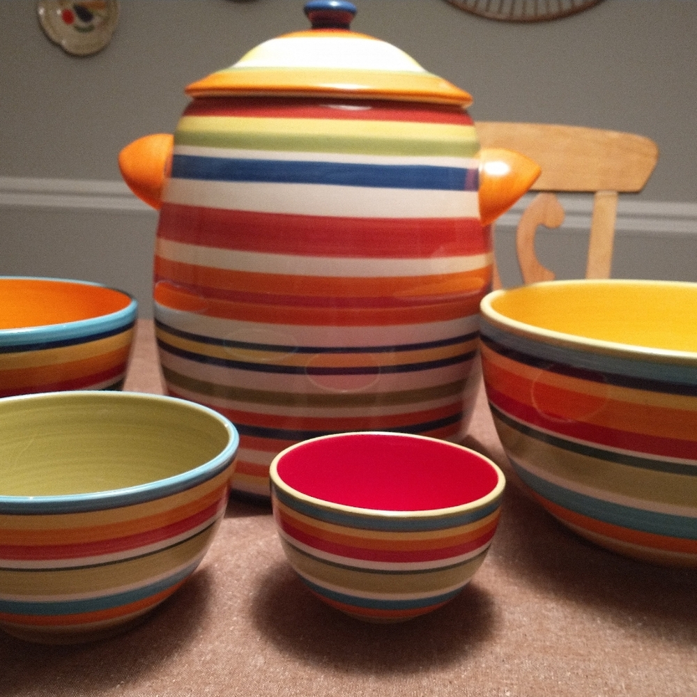 Beverage dispenser and serving bowls